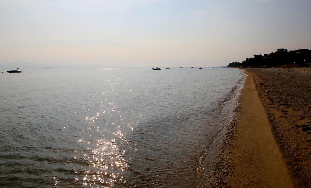 Beach Front Chanioti Polychrono Bagian luar foto