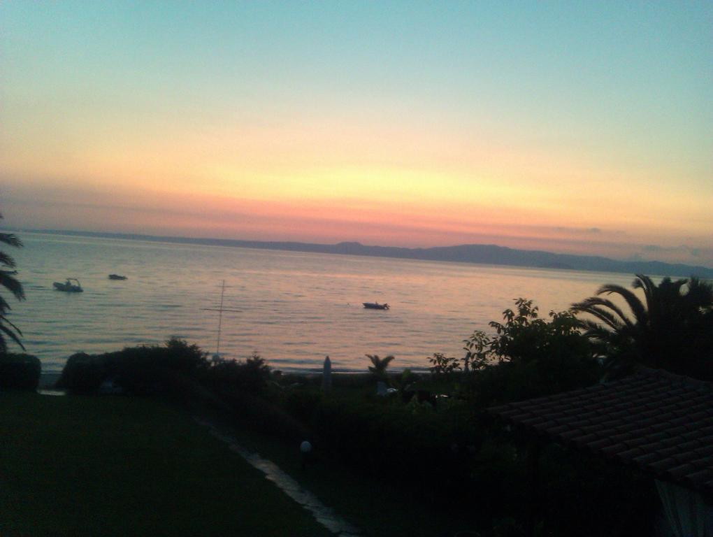 Beach Front Chanioti Polychrono Bagian luar foto