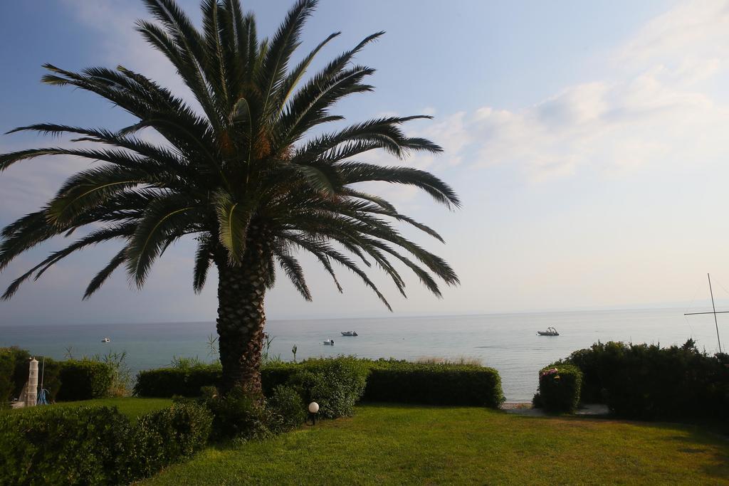 Beach Front Chanioti Polychrono Bagian luar foto