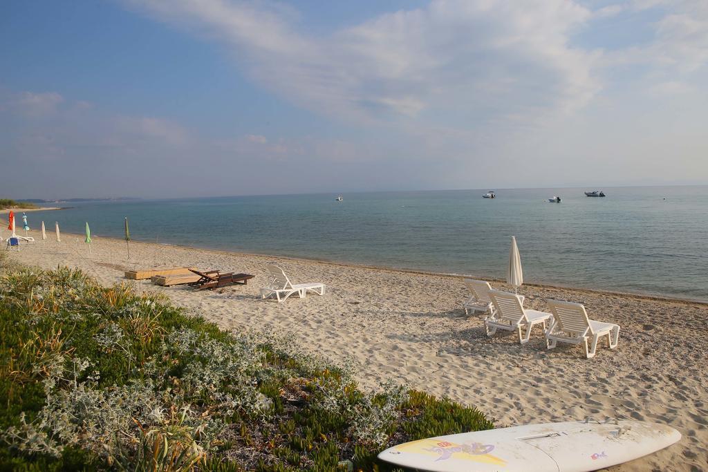 Beach Front Chanioti Polychrono Bagian luar foto