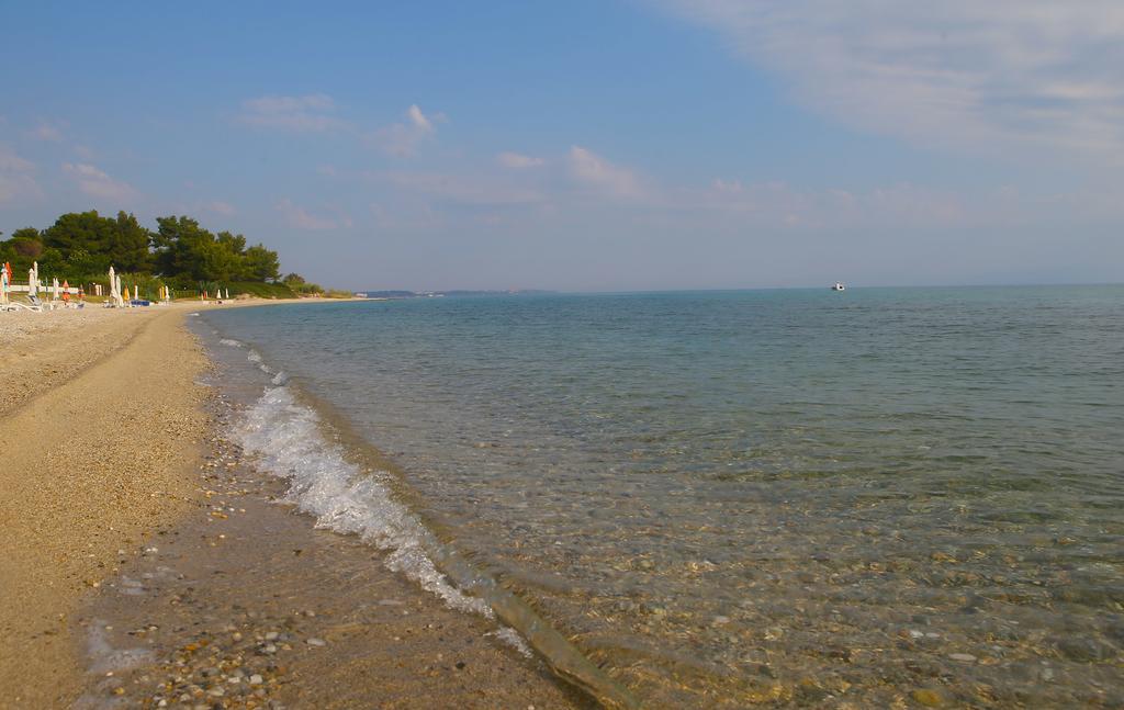 Beach Front Chanioti Polychrono Bagian luar foto